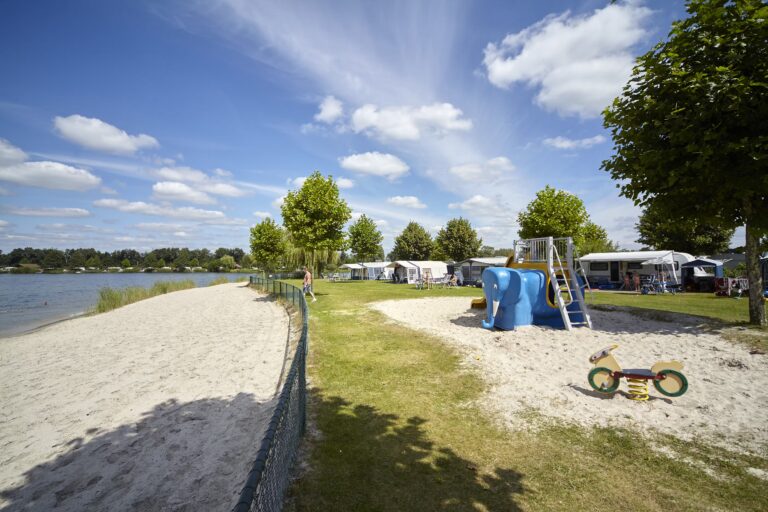 Camping TerSpegelt Badestrand mit Baeumen beim Campingplatz 768x512