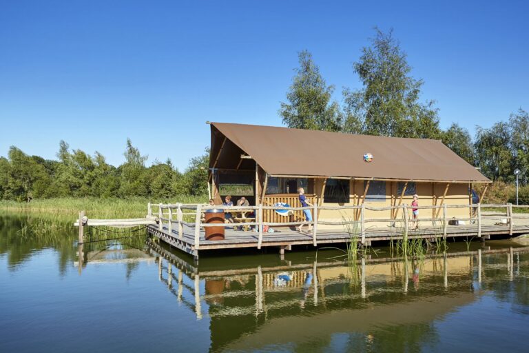 Camping TerSpegelt Chalet mit Veranda auf dem Wasser 768x512