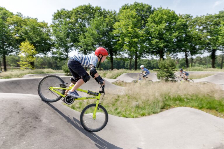 Camping TerSpegelt Fahrrad Fahrer auf dem Campingplatz Gelaende 768x512