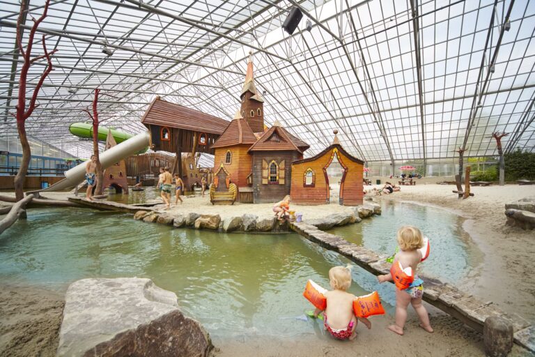 Camping TerSpegelt Indoor Schwimmbad mit Spieplatz und Wasserrutsche 768x512