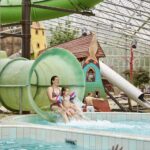 Camping TerSpegelt Kinder auf der Wasserrutsche im Pool 150x150