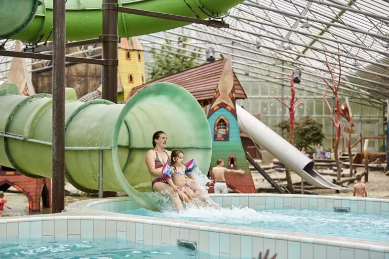 Camping TerSpegelt Kinder auf der Wasserrutsche im Pool 768x512