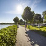 Camping TerSpegelt Stellplatz vom Campingplatz auf gruener Wiese am See 150x150