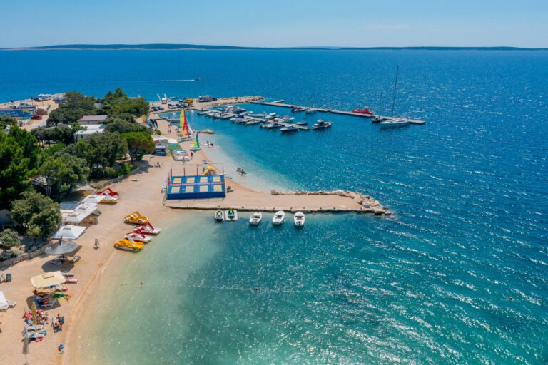 Camping Village imuni Blick auf den Badestrand mit Bootsanlegestelle a17d42c2 92c8 4de4 85ef b9a7755a78ae 768x512