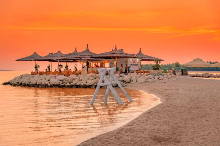 Camping Village imuni Blick auf die Strandbar bei Sonnenuntergang ae8c97ee 1687 4e88 a59c 1fa4ec221c86 768x512