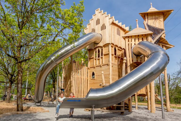 Camping Wirthshof Abenteuerspielplatz aus Holz mit Riesenrutsche und Klettergeruest 768x512