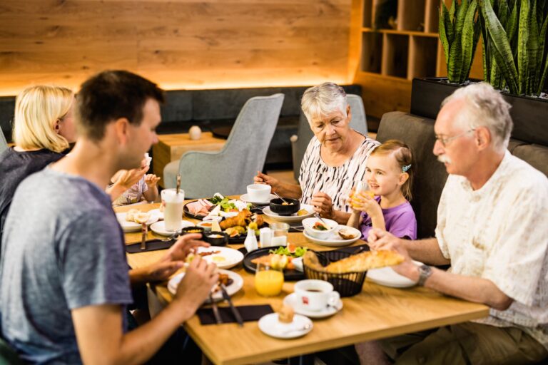 Camping Wirthshof Gaeste beim gemeinsamen Fruehstueck 0d6b5ba8 390a 4b33 a5f9 06d530a0e1d8 768x512