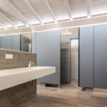 Camping Wirthshof Sanitaergebaeude mit Waschbecken Spiegel Toiletten und Duschen 150x150