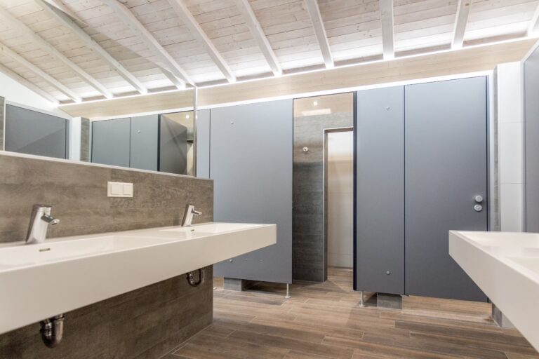 Camping Wirthshof Sanitaergebaeude mit Waschbecken Spiegel Toiletten und Duschen 768x512