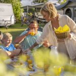 Camping Wulfener Hals Familie beim gemeinsamen Fruehstueck auf ihrem Standplatz b851bbe8 3ea3 460b ac42 389fd7552798 150x150