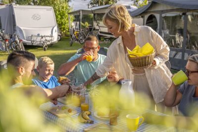 Camping Wulfener Hals Familie beim gemeinsamen Fruehstueck auf ihrem Standplatz b851bbe8 3ea3 460b ac42 389fd7552798 400x267