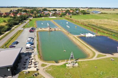 Camping Wulfener Hals Luftaufnahme des Campingplatzes mit Wakeboardanlage caf1464e fe2f 4f07 8308 50cea264408f 400x267