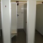 Camping am Brocken Blick in die Duschen vom Sanitaerbereich auf dem Campingplatz 150x150