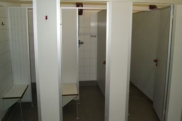 Camping am Brocken Blick in die Duschen vom Sanitaerbereich auf dem Campingplatz 768x512