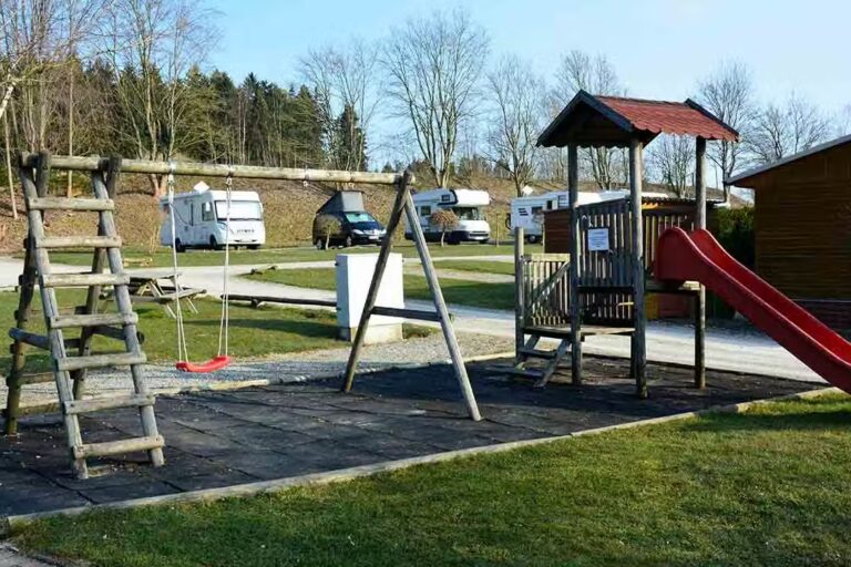 Camping am Brocken Spielplatz vom Campingplatz Wohnwagen im Hintergrund 768x512