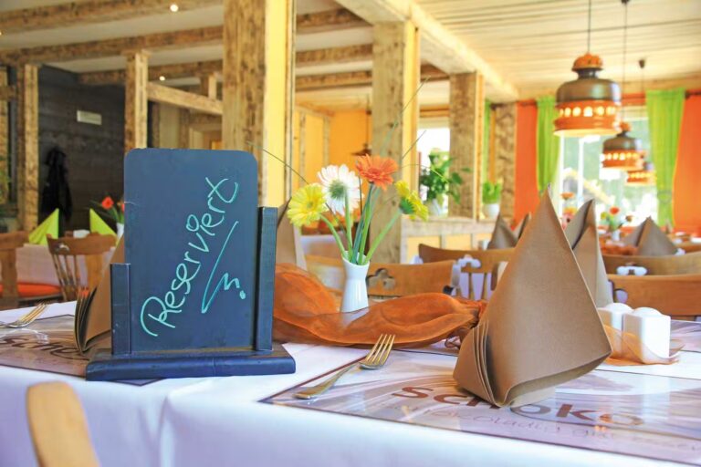 Camping am Kreuzeck gedeckte Tische im Restaurant vom Campingplatz 768x512