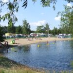 Camping am Zabakucker See Gaeste am Badestrand vor dem Campingplatz 150x150