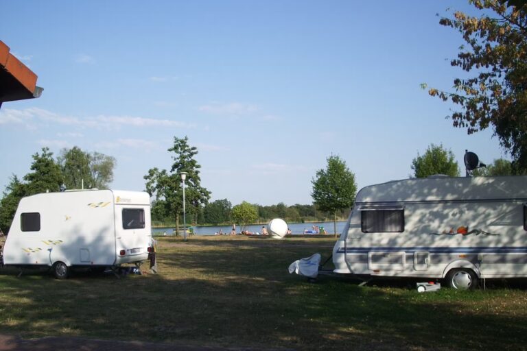 Camping am Zabakucker See Uferbereich auf dem Campingplatz mit Blick auf den Zabakucker See 768x512