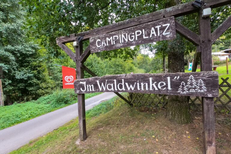 Camping im Waldwinkel Einfahrt 768x512
