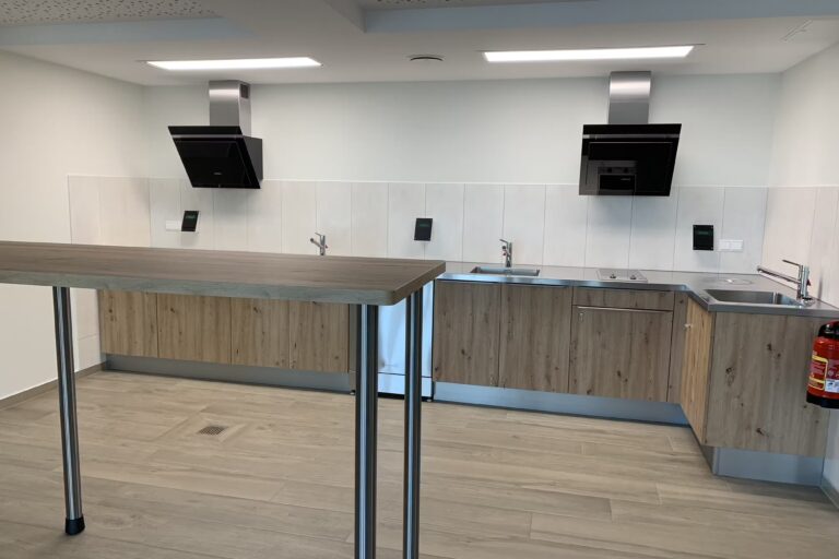 Camping und Ferienpark Havelberge Gemeinschaftskueche auf dem Campingplatz 637b17ba c8de 4234 a204 fd079b4462c2 1 1 768x512