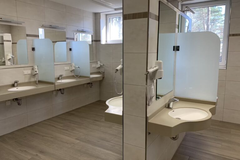 Camping und Ferienpark Havelberge Sanitaergebaeude von innen a1c55fc5 e131 4759 837f 4177eb7184fa 1 768x512