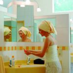 Campingpark Havelberge Camper im Sanitaerbereich vom Campingplatz 1 150x150