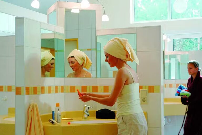 Campingpark Havelberge Camper im Sanitaerbereich vom Campingplatz 1 768x512