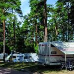 Campingpark Havelberge Wohnwagenstellplatz auf dem Campingplatz zwischen Baeumen 1 150x150