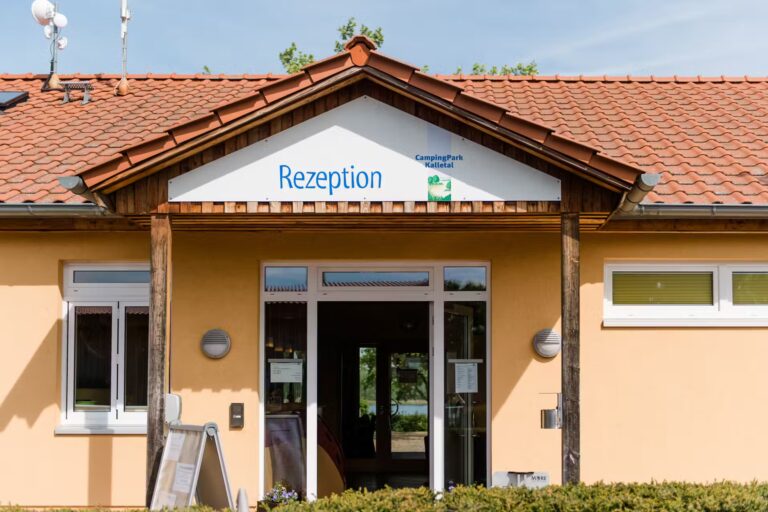 Campingpark Kalletal Aussenansicht des Sanitaergebaeudes 855d38d2 cb4c 4ea9 a36f 0d7cefbd55ac 768x512