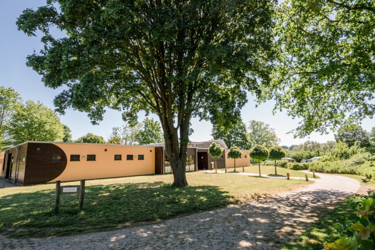 Campingpark Kalletal Aussenansicht des Sanitaergebaeudes 98796d81 0d01 4597 80d8 435f38950e19 1224x816