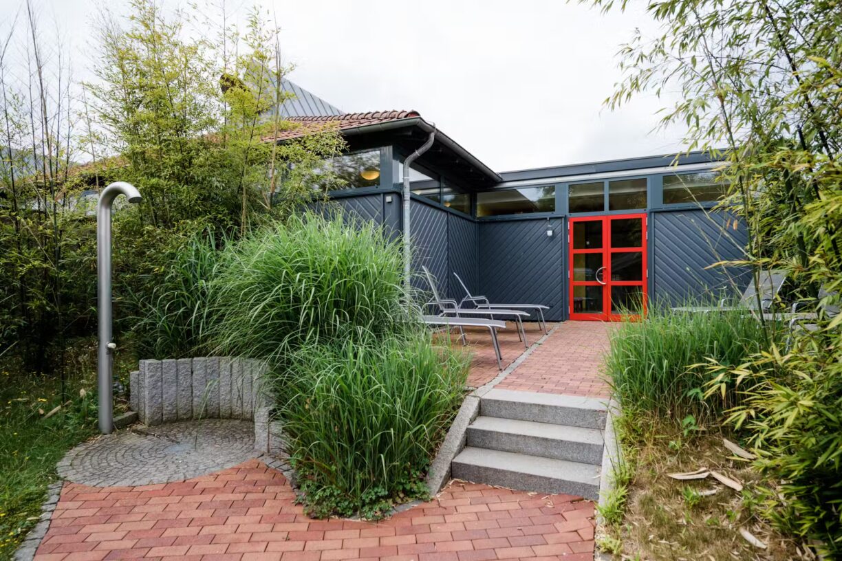 Campingpark Kalletal Aussenbereich der Sauna mit Liegestuehlen 495fea52 5a22 4d42 856d 360487cbc383 1224x816