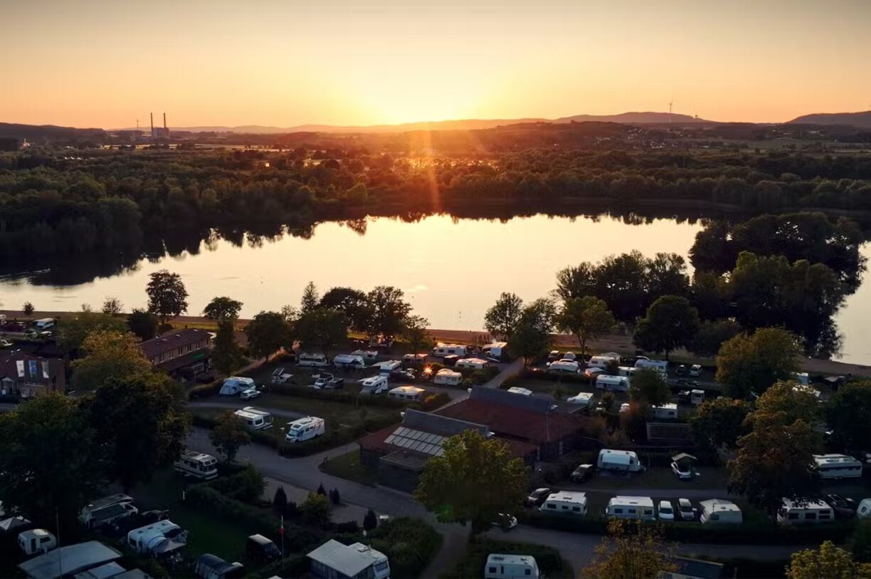 Campingpark Kalletal Campingplatz aus der Vogelperspektive bei Sonnenuntergang 00c29a80 0b20 4518 8c41 8cfbe11ac00f 1224x813