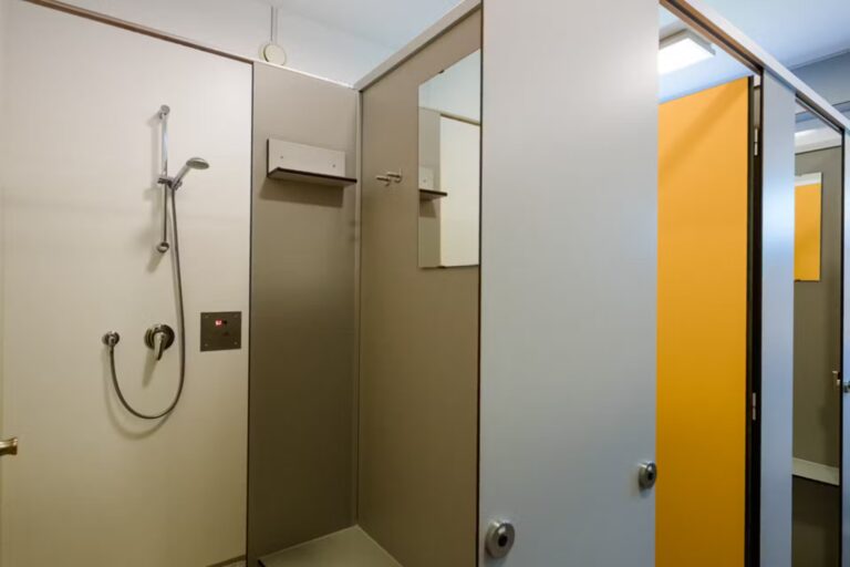 Campingpark Kalletal Duschkabinen im Sanitaergebaeude des Campingplatzes b33291a9 93ab 4ca3 af57 e100a8da6c48 768x512