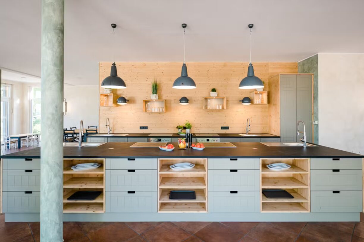 Campingpark Kalletal Gemeinschaftskueche mit Kochfeldern und Abspuelbecken 050197a1 8b4a 49aa 96fa 5c9a7787d4e1 1224x816