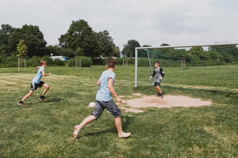 Campingpark Kalletal Kinder spielen Fussball auf dem Fussballplatz des Campingplatzes 6c98d0e3 c554 4608 924b 21ffbdad20e6 768x512