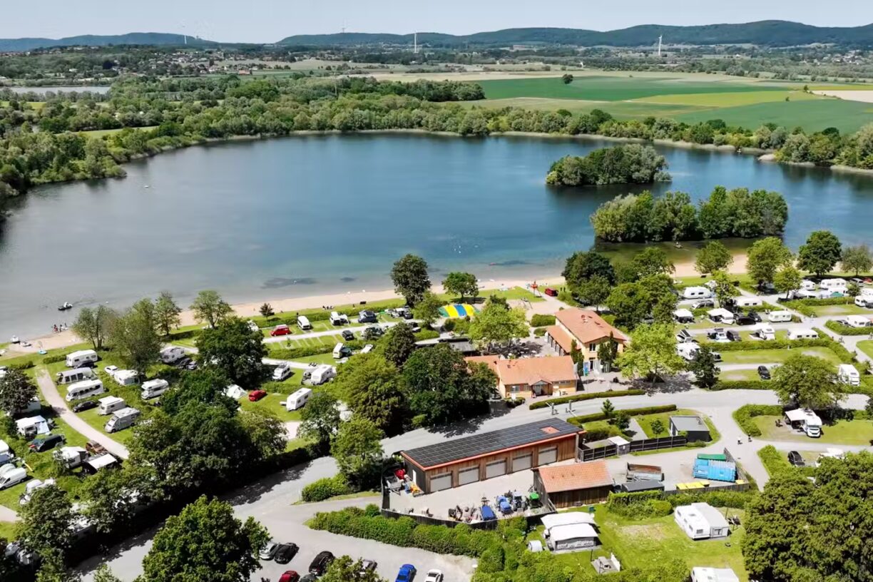 Campingpark Kalletal Luftaufnahme des Campingplatzes am See 880bb114 076a 456e 89ae 7545d27b91c8 1224x816