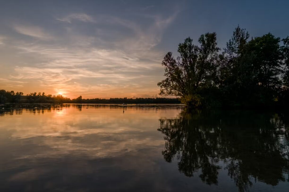 Campingpark Kalletal Sonnenuntergang ueber dem See am Campingplatz 3e827d7d 6878 4e33 afaf 4b2bb4f04e93 1224x816