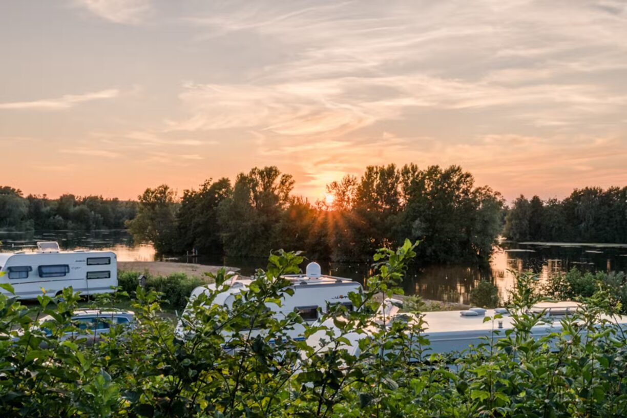 Campingpark Kalletal Sonnenuntergang ueber der Standplatzwiese bb4163cc 5aac 468f bf3b acfa4226ee65 1224x816