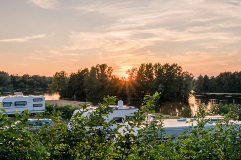 Campingpark Kalletal Sonnenuntergang ueber der Standplatzwiese bb4163cc 5aac 468f bf3b acfa4226ee65 768x512