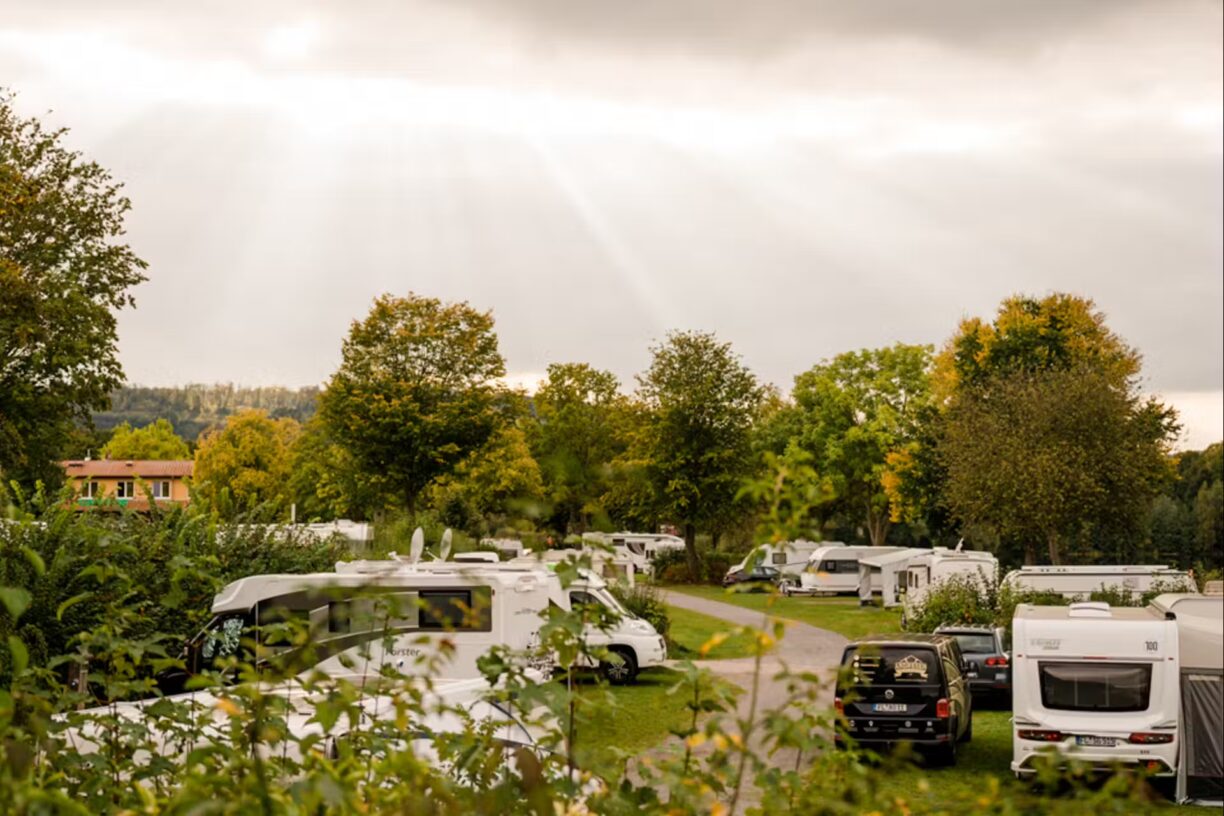 Campingpark Kalletal Standplatzwiese auf dem Campingplatz 189dd242 ea15 48de bcad faabdfb4cc7d 1224x816