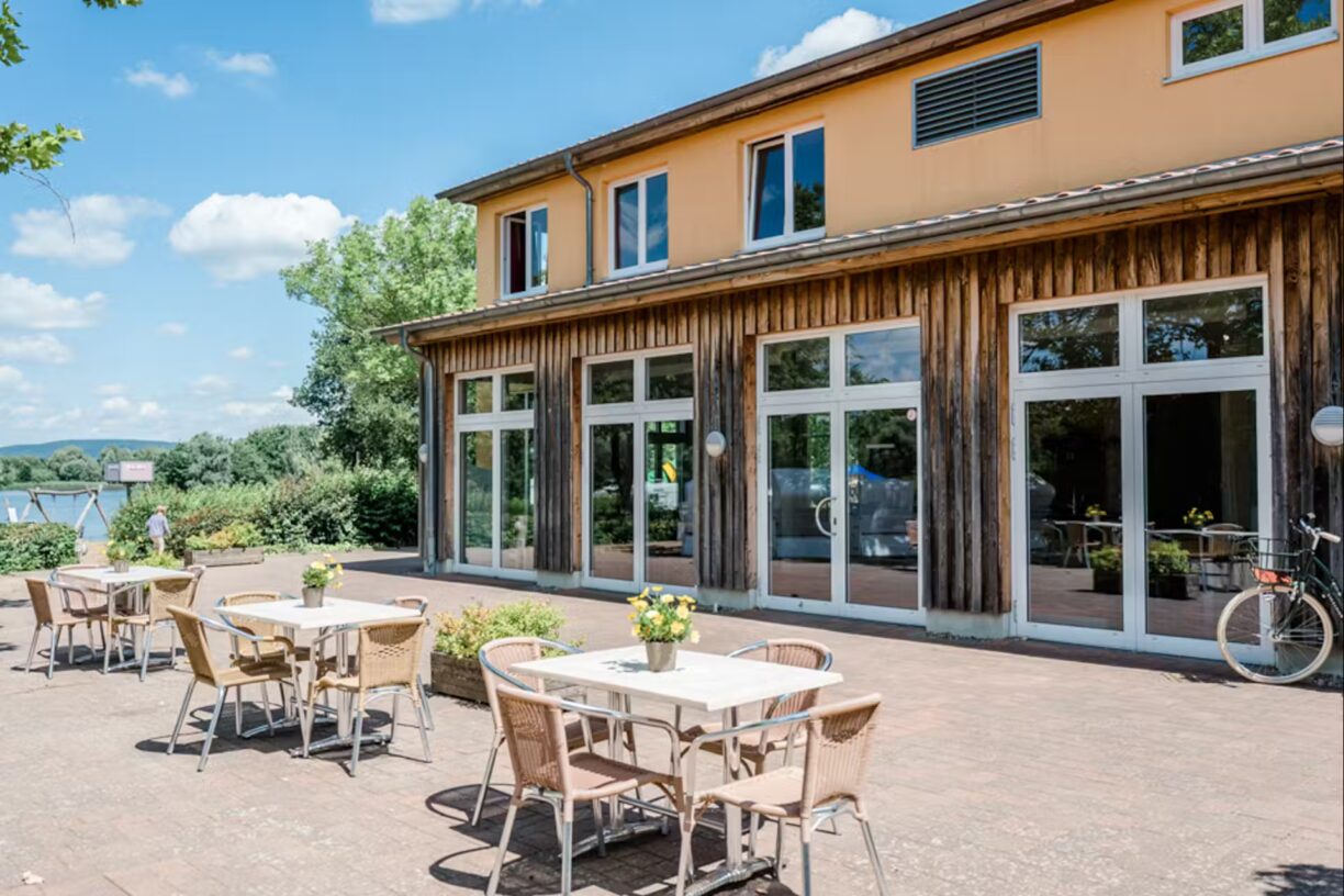 Campingpark Kalletal Terrasse vor der Gemeinschaftskueche mit Blick auf den See 69b64c47 cf96 4109 97fc 1acfa3244917 1224x816