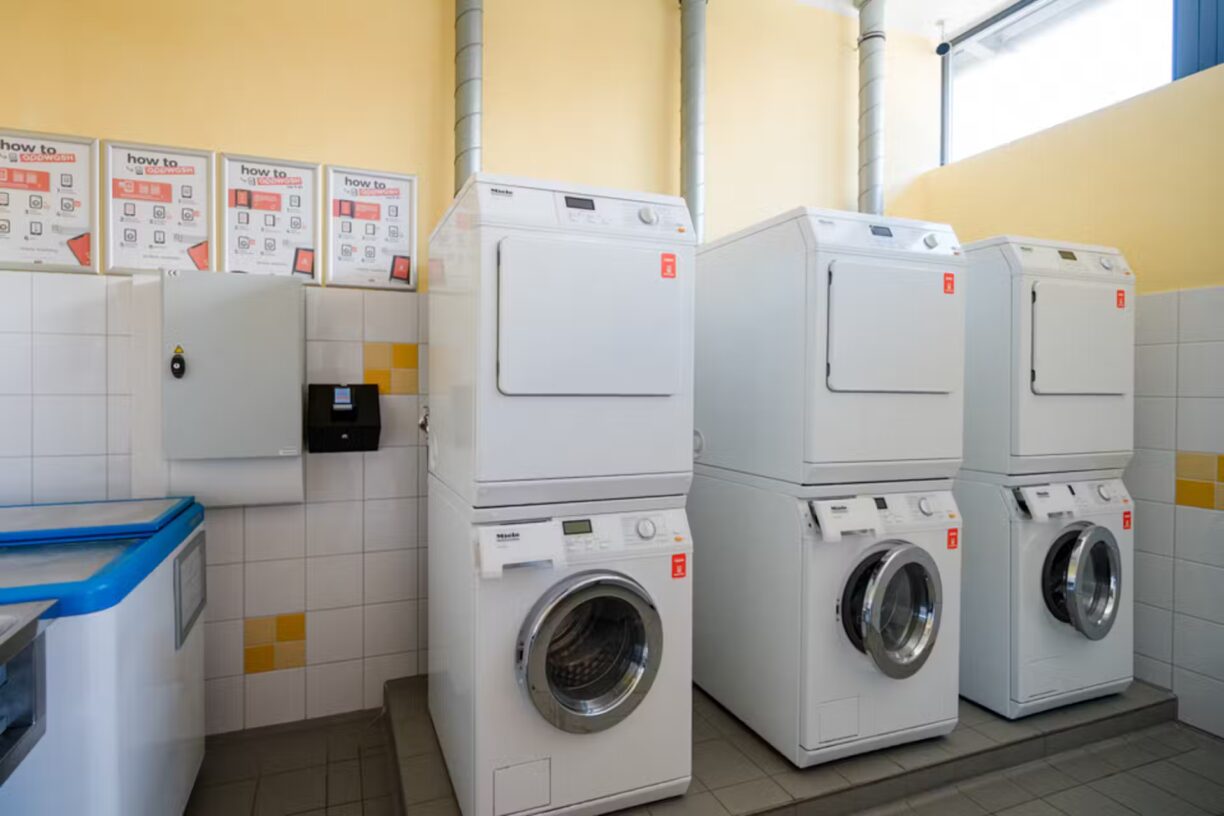 Campingpark Kalletal Waschraum mit Waschmaschinen und Trocknern im Sanitaergebaeude d1175f8f a650 4183 bf8c 59cbcd127b2f 1224x816