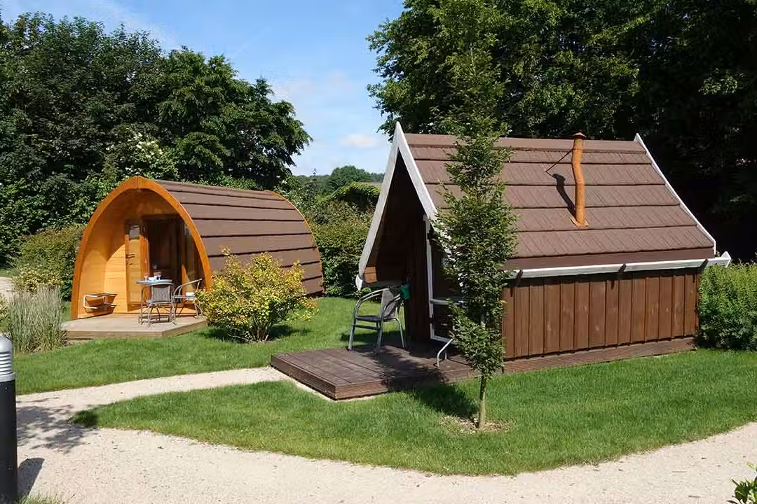 Campingpark Kerstgenshof Mobilheime vom Campingplatz mit Veranda im Gruenen