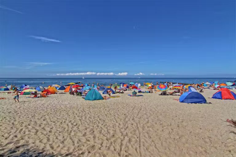 Campingpark Kuehlungsborn Camper am Strand vom Campingplatz 768x512