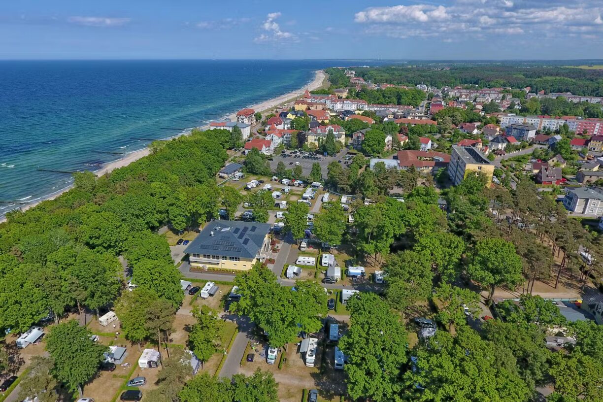 Campingpark Kuehlungsborn Luftaufnahme vom Campingplatz am Strand der Ostsee 1224x816
