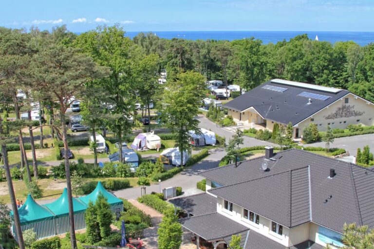 Campingpark Kuehlungsborn Luftaufnahme vom Campingplatz mit direktem Zugang zur Ostsee 768x512