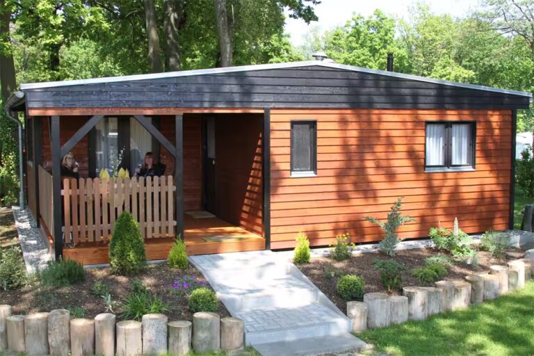 Campingpark Kuehlungsborn Mobilheim vom Campingplatz mit Veranda im Gruenen 768x512