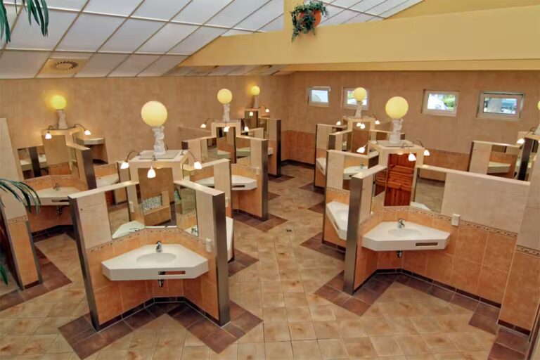 Campingpark Kuehlungsborn Sanitaerbereich vom Campingplatz mit Waschbecken und Spiegeln 768x512