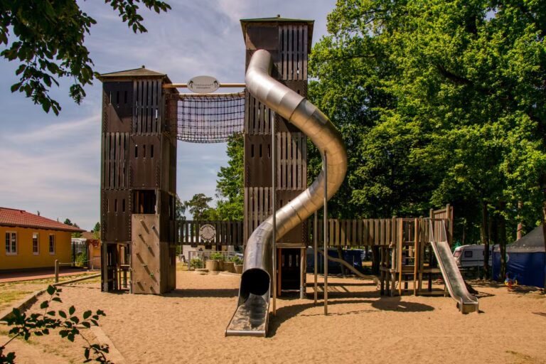 Campingpark Kuehlungsborn Spielplatz vom Campingplatz mit Rutsche 768x512
