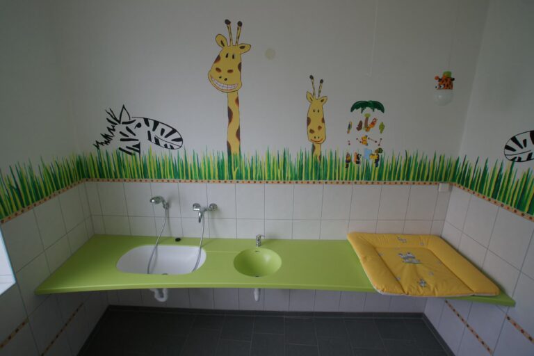 Campingpark LuxOase Babybadezimmer mit Babybadewanne und Wickeltisch 93ce00b8 fcd9 4a13 bace b8171dfcc9dc 768x512